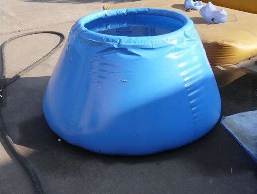 2000L PVC ถังน้ําฝนที่พับได้ หลังกลมสําหรับการดับเพลิง ถังน้ําที่ยืนเอง