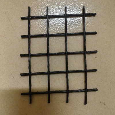 สินค้าประเภทอุตสาหกรรม PVC โพลิเอสเตอร์ Mesh Geogrid สําหรับรถไฟฟ้าหรือพื้นดินอ่อน