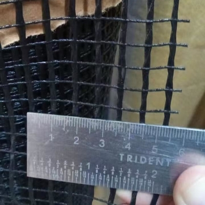 สินค้าประเภทอุตสาหกรรม PVC โพลิเอสเตอร์ Mesh Geogrid สําหรับรถไฟฟ้าหรือพื้นดินอ่อน