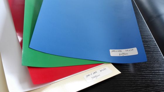 780 กรัม ผ้าปอลิเอสเตอร์เคลือบ PVC กันน้ํา ผ้ากระเบื้องรถยนต์ปกป้อง UV