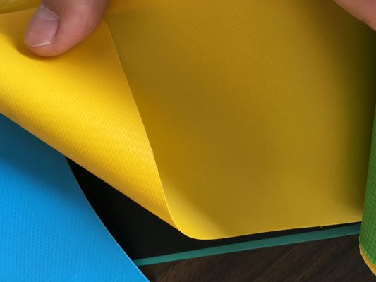 เนื้อผ้าพอลิเอสเตอร์ที่มีสีสันหลากหลาย PVC ผิวเคลือบด้วยผ้าใบในม้วน 1000D X 1000D 20X20 650 Gsm