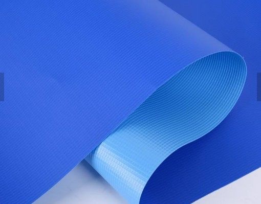 เนื้อผ้าพอลิเอสเตอร์ที่มีสีสันหลากหลาย PVC ผิวเคลือบด้วยผ้าใบในม้วน 1000D X 1000D 20X20 650 Gsm