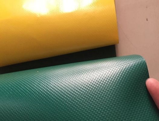 เนื้อผ้าพอลิเอสเตอร์ที่มีสีสันหลากหลาย PVC ผิวเคลือบด้วยผ้าใบในม้วน 1000D X 1000D 20X20 650 Gsm