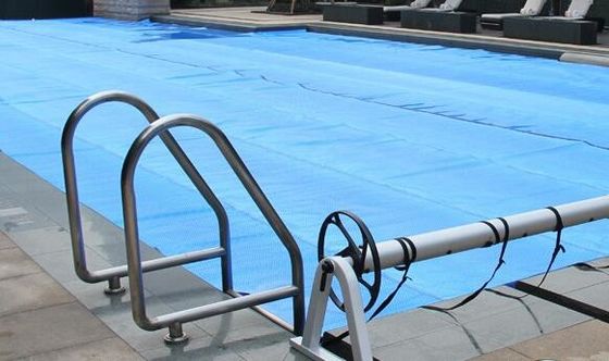 อุปกรณ์กันฝุ่น Bubble สระว่ายน้ําฤดูร้อน ครอบคลุมแสงอาทิตย์ กันฝุ่น 16ft × 20ft ครอบคลุมสระว่ายน้ําอัตโนมัติ