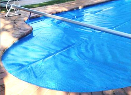 อุปกรณ์กันฝุ่น Bubble สระว่ายน้ําฤดูร้อน ครอบคลุมแสงอาทิตย์ กันฝุ่น 16ft × 20ft ครอบคลุมสระว่ายน้ําอัตโนมัติ