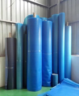 การป้องกัน UV PE Bubble สระว่ายน้ํากันน้ํา ผ้าคลุมแสงอาทิตย์ สําหรับสระว่ายน้ําทรงสี่เหลี่ยม