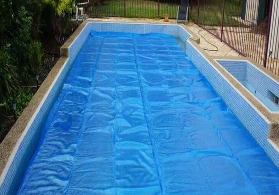 พื้นสระว่ายน้ํา พื้นสระว่ายน้ําแสงอาทิตย์ กล่อง Bubble และผ้าห่ม กล่อง Bubble Film Wrap PE พลาสติก พื้นสระว่ายน้ํา Cover Reel